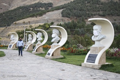 مجسمه مشاهیر کرد واقع در پارک مشاهیر در پارک جنگلی آبیدر 