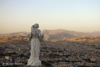 مجسمه مقاومت ساخته هادی ضیاءالدینی بزرگترین مجسمه ساخته شده در ایران در پارک جنگلی آبیدر مشرف بر شهر سنندج