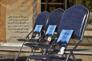 آیین افتتاحیه دومین جشنواره سراسری تئاتر سردار آسمانی  در جوار مزار حاج قاسم سلیمانی در گلزار شهدای کرمان برگزار شد
