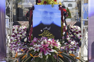 آیین افتتاحیه دومین جشنواره سراسری تئاتر سردار آسمانی  در جوار مزار حاج قاسم سلیمانی در گلزار شهدای کرمان برگزار شد