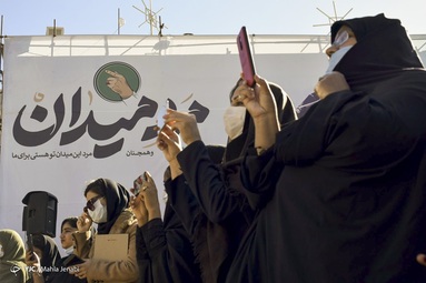 آیین افتتاحیه دومین جشنواره سراسری تئاتر سردار آسمانی  در جوار مزار حاج قاسم سلیمانی در گلزار شهدای کرمان برگزار شد