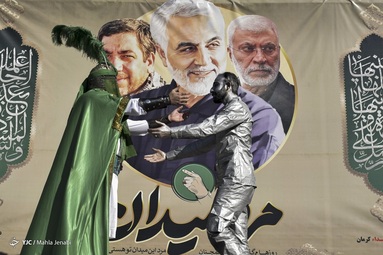 آیین افتتاحیه دومین جشنواره سراسری تئاتر سردار آسمانی  در جوار مزار حاج قاسم سلیمانی در گلزار شهدای کرمان برگزار شد