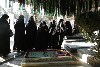 آیین عطرافشانی و گلباران مزار شهدای مدافع حرم در اولین سالگرد شهادت سردار دل‌ها