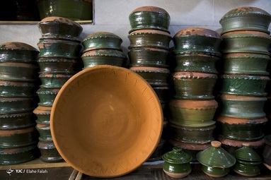 گمج نوعی  ظرف است که با خاک رس ساخته شده است و در آن انواع غذاهای گیلانی پخته و به عنوان سوغات رشت محسوب میشود