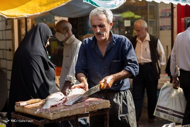 بازار بزرگ رشت شامل میدان بزرگ میدان کوچک و جهار سوق ها و کاروانسرا ها ست و قدمت آن به دوره ی قاجاریه برمیگردد و درگوشه و کنار بازار میتوان فرهنگ زیبای مردمی این شهر را یافت و محصولات کشاورزی و انواع ماهی خزری در این  بازار به چشم میخورد