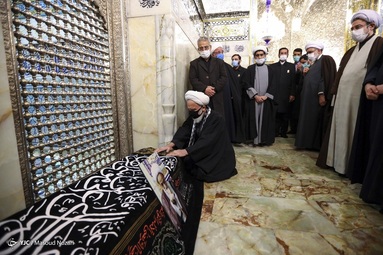 تشییع پیکر آیت الله مصباح یزدی جهت طواف در مضجع شریف حضرت ثامن الحجج (ع) - مشهد مقدس