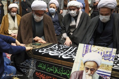 تشییع پیکر آیت الله مصباح یزدی جهت طواف در مضجع شریف حضرت ثامن الحجج (ع) - مشهد مقدس