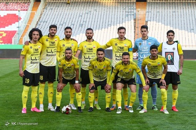 تیم‌های فوتبال پرسپولیس و سپاهان به مصاف هم رفتند