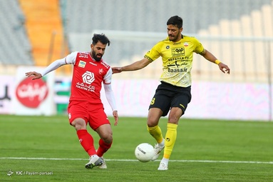 تیم‌های فوتبال پرسپولیس و سپاهان به مصاف هم رفتند