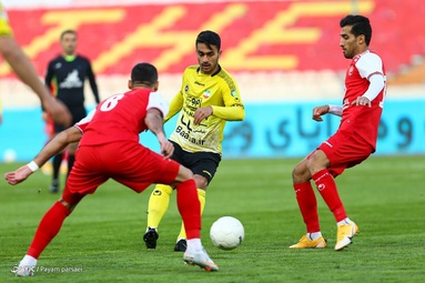 تیم‌های فوتبال پرسپولیس و سپاهان به مصاف هم رفتند