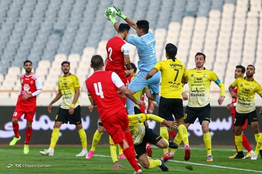 تیم‌های فوتبال پرسپولیس و سپاهان به مصاف هم رفتند