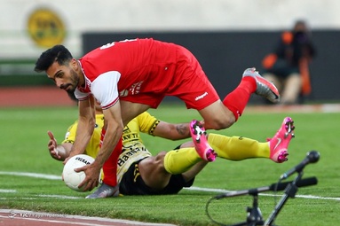 تیم‌های فوتبال پرسپولیس و سپاهان به مصاف هم رفتند