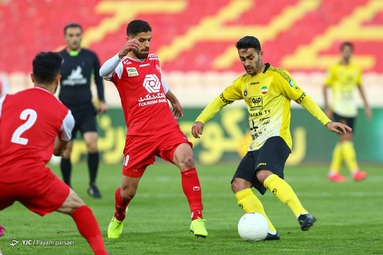 تیم‌های فوتبال پرسپولیس و سپاهان به مصاف هم رفتند
