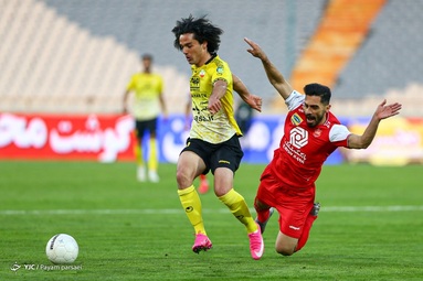تیم‌های فوتبال پرسپولیس و سپاهان به مصاف هم رفتند