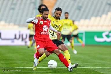 تیم‌های فوتبال پرسپولیس و سپاهان به مصاف هم رفتند