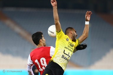 تیم‌های فوتبال پرسپولیس و سپاهان به مصاف هم رفتند