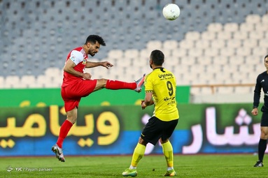 تیم‌های فوتبال پرسپولیس و سپاهان به مصاف هم رفتند