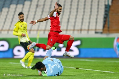 تیم‌های فوتبال پرسپولیس و سپاهان به مصاف هم رفتند