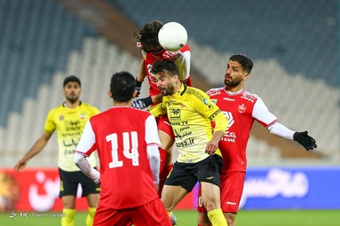 تیم‌های فوتبال پرسپولیس و سپاهان به مصاف هم رفتند
