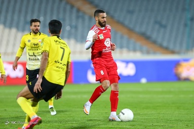 تیم‌های فوتبال پرسپولیس و سپاهان به مصاف هم رفتند