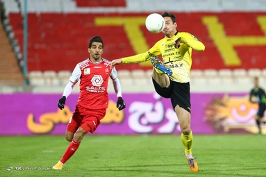 تیم‌های فوتبال پرسپولیس و سپاهان به مصاف هم رفتند