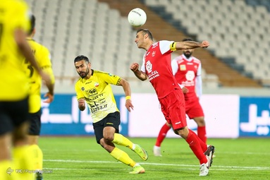 تیم‌های فوتبال پرسپولیس و سپاهان به مصاف هم رفتند
