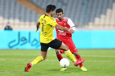 تیم‌های فوتبال پرسپولیس و سپاهان به مصاف هم رفتند