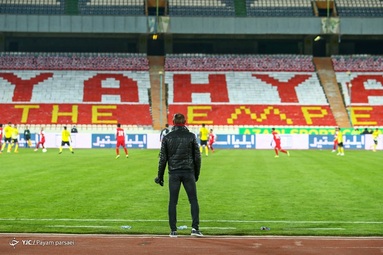 تیم‌های فوتبال پرسپولیس و سپاهان به مصاف هم رفتند