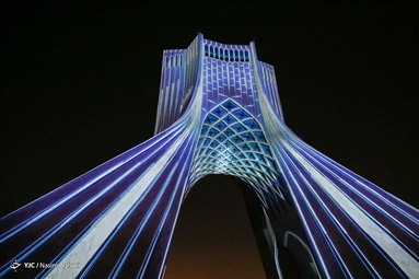 نورپردازی سه بعدی یادبود درگذشتگان هواپیمای اوکراینی روی برج آزادی