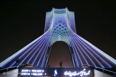 نورپردازی سه بعدی یادبود درگذشتگان هواپیمای اوکراینی روی برج آزادی