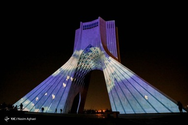 نورپردازی سه بعدی یادبود درگذشتگان هواپیمای اوکراینی روی برج آزادی