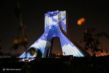 نورپردازی سه بعدی یادبود درگذشتگان هواپیمای اوکراینی روی برج آزادی
