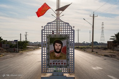 منیژه صحراگرد، مادر شهید علی احمدی هر روز اقدام به تمیز کردن تصویر پسر شهیداش که در خیابان نصب شده می‌کند - بوشهر