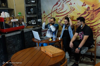 عده زیادی از فوتبال دوستان و طرفداران دو تیم استقلال و پرسپولیس مجبور بودند شهرآورد 94 را از محل کار یا در حال برگشت به منزل تماشا کنند - اهواز