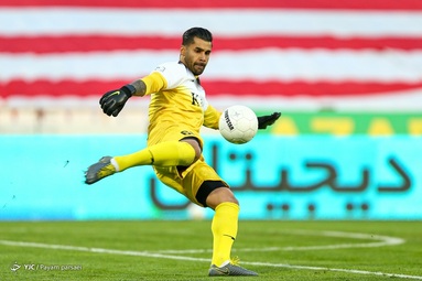 تیم‌های فوتبال پرسپولیس تهران و فولاد خوزستان در قالب رقابت‌های لیگ برتر به مصاف هم رفتند.