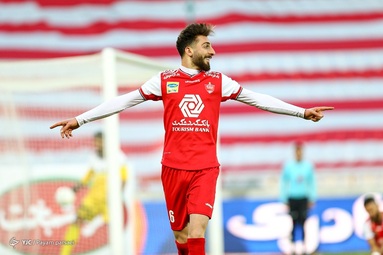 تیم‌های فوتبال پرسپولیس تهران و فولاد خوزستان در قالب رقابت‌های لیگ برتر به مصاف هم رفتند.