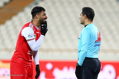 تیم‌های فوتبال پرسپولیس تهران و فولاد خوزستان در قالب رقابت‌های لیگ برتر به مصاف هم رفتند.