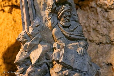 غار موزه وزیری در دل کوه‌های لواسان، اولین غار موزه خصوصی ایران، که به همت و با هزینه شخصی مرحوم ناصر هوشمند وزیری، از مجسمه‌سازان برتر ایرانی، در طی 6 سال در دل کوه حفر کردند