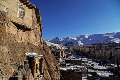 کندوان روستایی است بنا شده در صخره و تنها سازه این دهکده را سنگ‌ها تشکیل می دهند. خانه ها هرمی شکل هستند و برای دام ها نیز حفره هایی در سنگ ها بنا شده است.