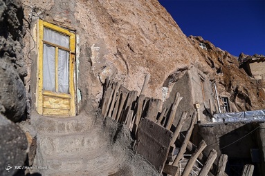 کندوان روستایی است بنا شده در صخره و تنها سازه این دهکده را سنگ‌ها تشکیل می دهند. خانه ها هرمی شکل هستند و برای دام ها نیز حفره هایی در سنگ ها بنا شده است.
