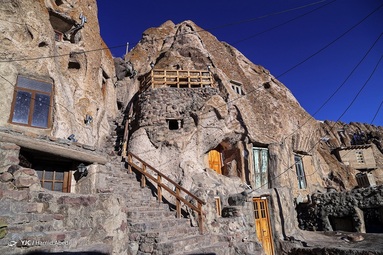 کندوان روستایی است بنا شده در صخره و تنها سازه این دهکده را سنگ‌ها تشکیل می دهند. خانه ها هرمی شکل هستند و برای دام ها نیز حفره هایی در سنگ ها بنا شده است.