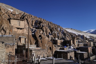 کندوان روستایی است بنا شده در صخره و تنها سازه این دهکده را سنگ‌ها تشکیل می دهند. خانه ها هرمی شکل هستند و برای دام ها نیز حفره هایی در سنگ ها بنا شده است.