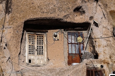 کندوان روستایی است بنا شده در صخره و تنها سازه این دهکده را سنگ‌ها تشکیل می دهند. خانه ها هرمی شکل هستند و برای دام ها نیز حفره هایی در سنگ ها بنا شده است.
