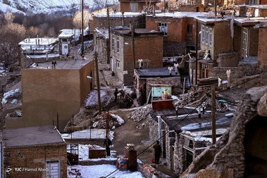کندوان روستایی است بنا شده در صخره و تنها سازه این دهکده را سنگ‌ها تشکیل می دهند. خانه ها هرمی شکل هستند و برای دام ها نیز حفره هایی در سنگ ها بنا شده است.