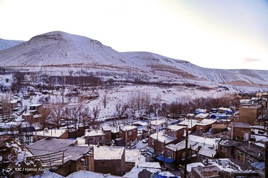 کندوان روستایی است بنا شده در صخره و تنها سازه این دهکده را سنگ‌ها تشکیل می دهند. خانه ها هرمی شکل هستند و برای دام ها نیز حفره هایی در سنگ ها بنا شده است.