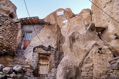 کندوان روستایی است بنا شده در صخره و تنها سازه این دهکده را سنگ‌ها تشکیل می دهند. خانه ها هرمی شکل هستند و برای دام ها نیز حفره هایی در سنگ ها بنا شده است.