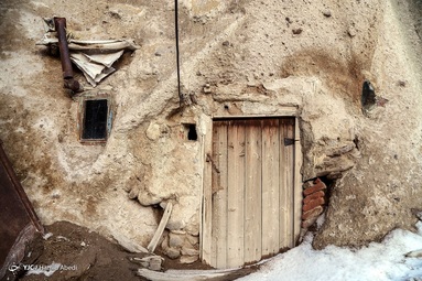 کندوان روستایی است بنا شده در صخره و تنها سازه این دهکده را سنگ‌ها تشکیل می دهند. خانه ها هرمی شکل هستند و برای دام ها نیز حفره هایی در سنگ ها بنا شده است.