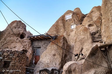 کندوان روستایی است بنا شده در صخره و تنها سازه این دهکده را سنگ‌ها تشکیل می دهند. خانه ها هرمی شکل هستند و برای دام ها نیز حفره هایی در سنگ ها بنا شده است.