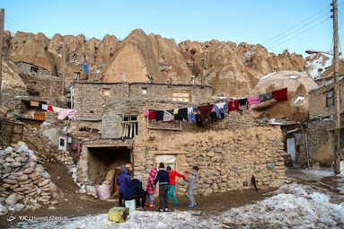 کندوان روستایی است بنا شده در صخره و تنها سازه این دهکده را سنگ‌ها تشکیل می دهند. خانه ها هرمی شکل هستند و برای دام ها نیز حفره هایی در سنگ ها بنا شده است.