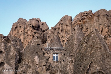 کندوان روستایی است بنا شده در صخره و تنها سازه این دهکده را سنگ‌ها تشکیل می دهند. خانه ها هرمی شکل هستند و برای دام ها نیز حفره هایی در سنگ ها بنا شده است.